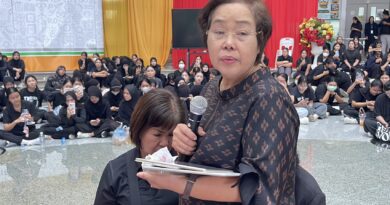 ปทุมธานี นศ.พยาบาลกว่า 600 คนรวมตัวทวงคำตอบผู้บริหารปลดฟ้าฝ่าคณบดี หวั่นกระทบการรับรองหลักสูตร-ใบวิชาชีพ พร้อมร้องแก้ปัญหาหอพักทั้งลิฟต์ น้ำประปา และระบบไฟฟ้า 
