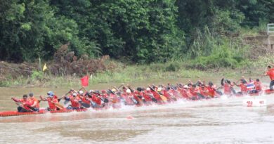 ปราจีนบุรี-เดือดสนั่นสายน้ำปราจีนฯ! ปิดฉากศึกเรือยาวสุดยิ่งใหญ่ ระทึกเรือ 30 ฝีพายพลิกคว่ำ-กู้ภัยช่วยรอดยกแผง หนุ่มสาวโรงงานแห่ส่องเลขเด็ด 4 วัดดัง!