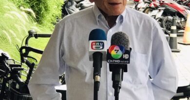 สมพงษ์ อมรวิวัฒน์” แจ้งกองปราบฯ เอาผิดชายปริศนาประชิด “ขวัญ อุษามณี” อ้างชื่อนักการเมือง ข่มขู่ให้เปลี่ยนคำให้การคดีแตงโม ยืนยันไม่รู้จักและไม่เกี่ยวข้องกับเรื่องนี้