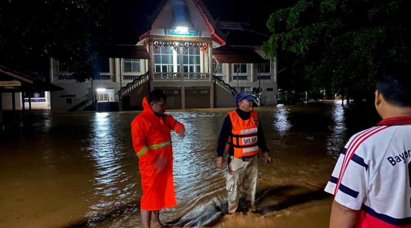 หล่มเก่าฝนตกหนักน้ำเอ่อเข้าท่วมในช่วงเช้าตรู่ที่ผ่านมาชาวบ้านต้องเร่งขนของขึ้นสู่ที่สูง ในขณะที่ปริมาณน้ำในแม่น้ำป่าสักเพิ่มระดับขึ้นอย่างต่อเนื่อง