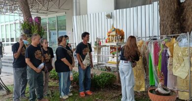 หอบ ‘ชุดไทยสไบทอง’ บุก ป.ป.ช.! ชาวบ้านออมทองบนสิ่งศักดิ์สิทธิ์ เปิดทางปราบมาร-สาปแช่งแก๊งยึดบ้าน ฟันจนท.รัฐ จับมือวัดดังบางปู หวังยึดบ้านประชาชน