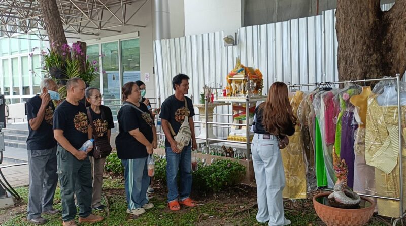 หอบ ‘ชุดไทยสไบทอง’ บุก ป.ป.ช.! ชาวบ้านออมทองบนสิ่งศักดิ์สิทธิ์ เปิดทางปราบมาร-สาปแช่งแก๊งยึดบ้าน ฟันจนท.รัฐ จับมือวัดดังบางปู หวังยึดบ้านประชาชน