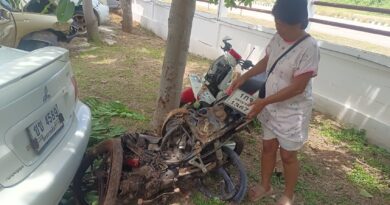 ชัยภูมิ สุดสลดกระบะชนกับจยย.นร.ม.5 ร่างลอยกระเด็นติดกระจกตกลงพื้น เสียชีวิตคาที่ดับอนาถ 1 รายที่กำลังสร้างขยายสี่เลน