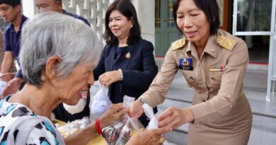 เหล่ากาชาดจังหวัดชลบุรี ร่วมส่งต่อความห่วงใย จัด “ตู้ปันสุข” มอบเครื่องอุปโภค-บริโภค 200 ชุด ช่วยเหลือประชาชน