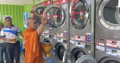 ปทุมธานี ฮือฮานำน้ำมนต์หลวงปู่ศิลาใส่แทงก์น้ำร้านซักอบรีดเพื่อคนมาใช้บริการเกิดโชคลาภขณะที่พระพรหมให้โชคคนเกือบทั้งตลาด