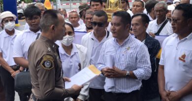 ชาวบ้านลูกศิษย์ “พระมหาธีรนาถ” กว่า 200 คน บุกยื่นหนังสือ ผบช.ก.ร้องขอความเป็นธรรม ปมสื่อนำเสนอข่าวความสัมพันธ์-การเงิน