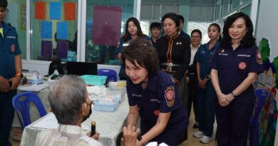 มูลนิธิป่อเต็กตึ๊ง ลดความเหลื่อมล้ำ ขยายโอกาส สร้างอาชีพ สร้างชีวิตอย่างเท่าเทียม มอบอุปกรณ์ประกอบอาชีพแก่สตรี บุรุษ พ่อเลี้ยงเดี่ยว หรือผู้ที่มีความหลากหลายทางเพศที่ยากไร้ในพื้นที่จังหวัดศรีสะเกษ และนำหน่วยแพทย์บริการประชาชนในพื้นที่ฟรี ณ ศูนย์เรียนรู้การพัฒนาสตรีและครอบครัวภาคตะวันออกเฉียงเหนือ จังหวัดศรีสะเกษ