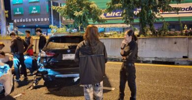 นนทบุรี อุบัติเหตุซ้ำซ้อน “วาสนา นาน่วม” ผู้สื่อข่าวอาวุโสสายทหาร ถูกรถนางแบบเสียหลักชนท้าย มีผู้บาดเจ็บ 2 ราย