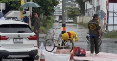 นนทบุรี ฝนตกหนัก! ชายชราวัยประมาณ 70 ปี จอดจักรยานบรรทุกหมีพู เดินข้ามถนนถูกรถหนูชนดับสลดคาที่ 