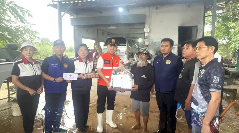 ผู้ว่าฯ ชลบุรี รุดเยี่ยมผู้ประสบอุทกภัยย่านตำบลบางเสร่ มอบถุงยังชีพพร้อมให้กำลังใจ