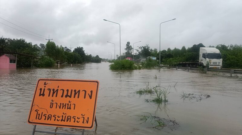 ปราจีนบุรี-คืบหน้า ปราจีนบุรี น้ำท่วมถนน 359 สูง 1 เมตรรถผ่านไม่ได้