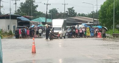 ปราจีนบุรี(-คืบหน้า)-เร่งอพยพชาวบ้านขนของหนีน้ำโกลาหล