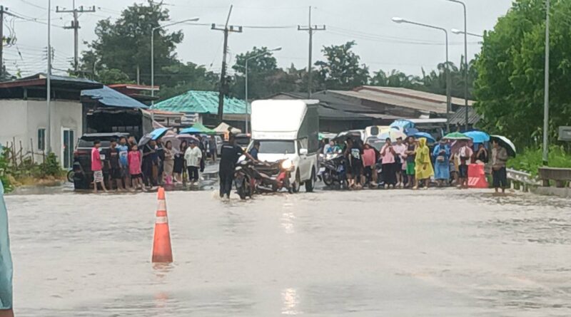 ปราจีนบุรี(-คืบหน้า)-เร่งอพยพชาวบ้านขนของหนีน้ำโกลาหล