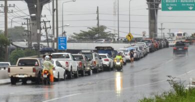 รังสิตอ่วมวันที่ 2 ชาวบ้านหมดทางเลือก แห่จอดรถหนีน้ำบนโทลล์เวย์ วอนรัฐอนุโลม  .