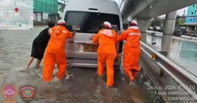 บช.น. ระดมกำลังเจ้าหน้าที่ตำรวจจราจร พร้อมรถยกและอุปกรณ์สนับสนุน ลงพื้นที่ช่วยเหลือประชาชนที่ได้รับผลกระทบจากสถานการณ์น้ำท่วม พร้อมอำนวยความสะดวกด้านการจราจรและดูแลความปลอดภัยตลอดเส้นทาง  .