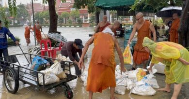 ปทุมธานี น้ำทะลักวัดสายไหม พระสงฆ์เร่งก่อกระสอบทรายสกัดน้ำคลองสอง ห้องคลังจม 5เมตร วอนจิตอาสาช่วย ขอรับบริจาคกระสอบใส่ทราย