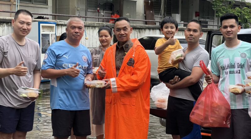 ผกก.สน.สน.ทุ่งสองห้อง นำกำลังจราจรออกอำนวยการจราจรและช่วยเหลือประชาชน