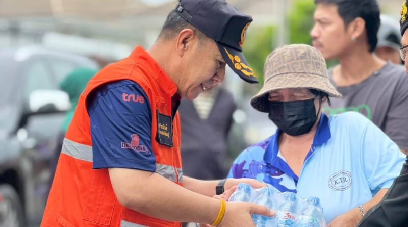 ผู้ว่าฯ นริศ ชลบุรี  พร้อมนายกเหล่ากาชาดชลบุรี ระดมจัดถุงยังชีพกว่า 1,000 ชุดเร่งช่วยผู้ประสบอุทกภัย