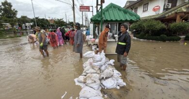ปทุมธานี ชาวบ้านพฤกษา 13 ผวาน้ำจากคลองแอน 2 ล้นทะลักเข้าท่วมหมู่บ้านรวมตัวกันนำกระสอบทรายกั้นรอบแนวกำแพงหมู่บ้านอย่างโกลาหล