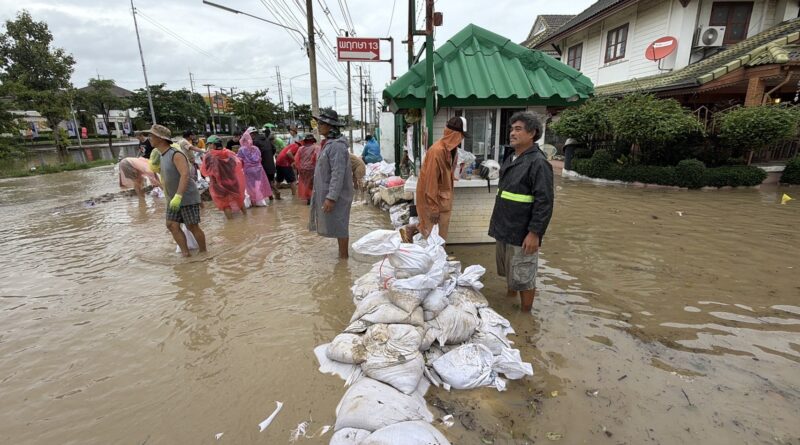 ปทุมธานี ชาวบ้านพฤกษา 13 ผวาน้ำจากคลองแอน 2 ล้นทะลักเข้าท่วมหมู่บ้านรวมตัวกันนำกระสอบทรายกั้นรอบแนวกำแพงหมู่บ้านอย่างโกลาหล