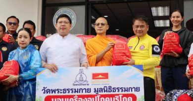 เจ้าอาวาสวัดพระธรรมกาย ส่งแรงใจฝ่าอุทกภัยชาวปทุมธานี
