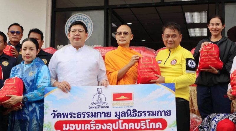 เจ้าอาวาสวัดพระธรรมกาย ส่งแรงใจฝ่าอุทกภัยชาวปทุมธานี