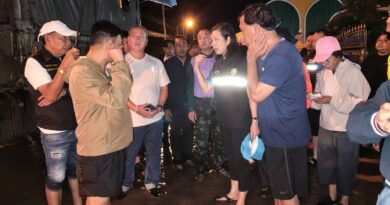 อบจ.ปราจีนบุรี บูรณาการทหาร-พลเรือน เสริมคันดินหินคลุกตลอดคืน ปกป้อง ‘รพ.อภัยภูเบศร-โบราณสถาน’ หลังแม่น้ำปราจีนฯ ทะลักท่วมเมือง