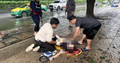 ปทุมธานี สลด!หญิงวัย 54 ปีถูกกระแสไฟฟ้าช็อตเสียชีวิตคาป้ายรถเมล์