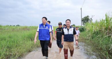 ผู้ว่าฯ นริศ ชลบุรี  นำทีมลงพื้นที่อำเภอบ้านบึง มอบถุงยังชีพ-ข้าวกล่อง เร่งบรรเทาความเดือดร้อนผู้ประสบภัยน้ำท่วม
