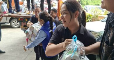 สจ.กิ๊บ–นายกน้ำพุรับมอบถุงยังชีพและชุดยาจาก อบจ.ชลบุรี ผ่าน “เลขาฯ เนย” ส่งต่อความห่วงใยถึงผู้ประสบภัยน้ำท่วมตำบลมาบไผ่
