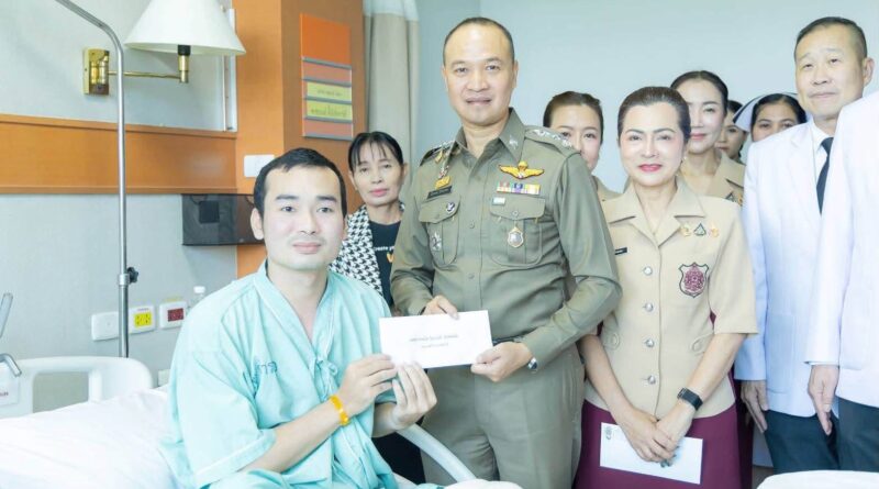 รองจเรตำรวจแห่งชาติ พร้อมกรรมการบริหารสมาคมแม่บ้านตำรวจ เยี่ยมให้กำลังใจข้าราชการตำรวจที่ได้รับบาดเจ็บจากการปฏิบัติหน้าที่ ณ โรงพยาบาลตำรวจ ย้ำสำนักงานตำรวจแห่งชาติ และสมาคมแม่บ้านตำรวจ ห่วงใยและดูแลตำรวจทุกนาย