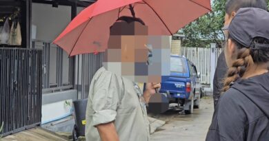 นนทบุรี ต่อข่าว เปิดใจ ทนายอ๊อด ยืนยันยังจะอาบน้ำหน้าบ้าน ด้านพี่น้องทนายจังหวัดนนทบุรีลงพื้นที่พูดคุยไม่เป็นผล ชี้อาบน้ำหน้าบ้านเข้าข่ายอนาจาร 