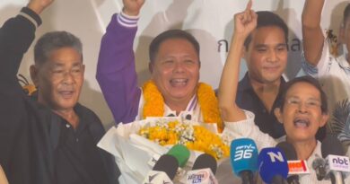 นนทบุรี  ผึ้งหลวงคึกคัก! พร้อมครอบครัวแห่ให้กำลังใจ “นฤพนธ์” หลังคะแนนนำ “เดชรัต” ผลนับคะแนนไม่เป็นทางการ 50%