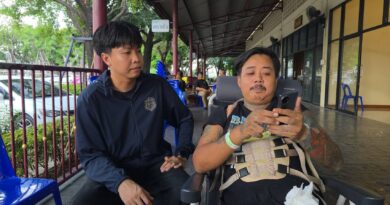 นนทบุรี ใจสลาย สามีนั่งวีลแชร์ร่ำไห้หน้าศพภรรยา เหยื่อผู้ใหญ่บ้านตีนผี ลั่นไม่เชื่อคู่กรณีอ้างไม่ได้เมา