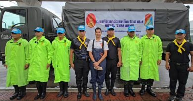 นนทบุรี “สส.เดฟ” ผนึกกำลัง ทหาร ปตอ.1 พัน.5 ลุยน้ำสูงเกือบอก แจกเสบียงบรรเทาภัยชาวนนทบุรี