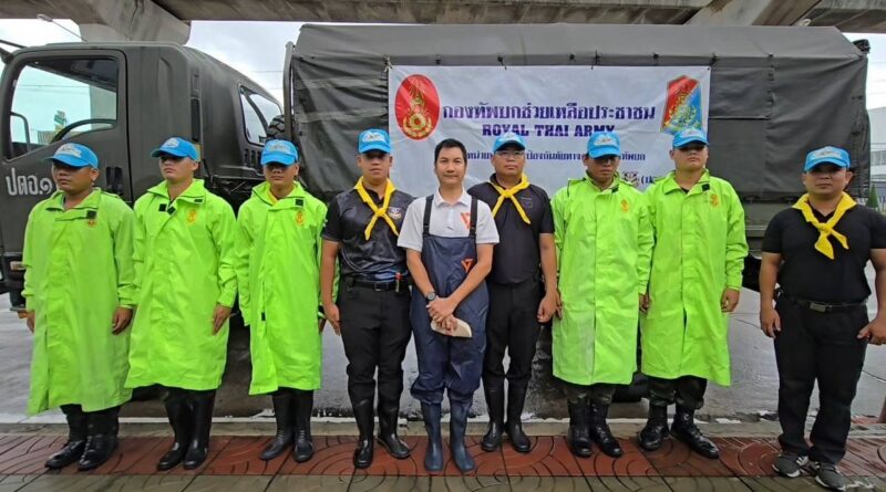 นนทบุรี “สส.เดฟ” ผนึกกำลัง ทหาร ปตอ.1 พัน.5 ลุยน้ำสูงเกือบอก แจกเสบียงบรรเทาภัยชาวนนทบุรี