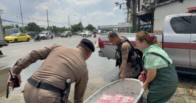 ปทุมธานี รวบแล้ว 2 หนุ่มขโมยเรือชาวบ้านพายกลับบ้าน-เจ้าของสุดดีใจได้เรือคืน