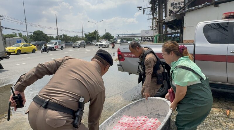 ปทุมธานี รวบแล้ว 2 หนุ่มขโมยเรือชาวบ้านพายกลับบ้าน-เจ้าของสุดดีใจได้เรือคืน