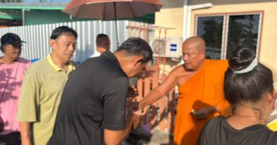 สมุทรปราการ “เจ้าคุณแจ้” นำคณะศิษยานุศิษย์ ร่วมตำรวจ-ทหาร ลงพื้นที่ช่วยเหลือชาวบ้านประสบภัยน้ำท่วม