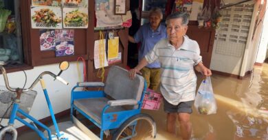 นนทบุรี สองผัวเมียสู้ชีวิต น้ำท่วมบ้านผัดข้าวขายกลางน้ำสามีวัย 81 ปี ปวดหลังเรื้อรัง ปั่นสามล้อลุยน้ำส่งข้าวให้คนแก่ที่ออกจากบ้านไม่ได้