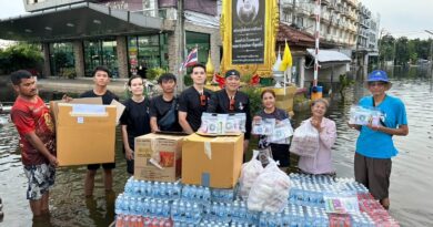 มูลนิธิธรรมนัส พรหมเผ่า โดย ร้อยเอกธรรมนัส พรหมเผ่า ร่วมกับ นายกองตรี ดร.ธนกฤต จิตรอารีย์รัตน์ ทีมธนกฤตจิตอาสา ระดมกำลังช่วยเหลือผู้ประสบภัย ร่วมจัดตั้งศูนย์โรงครัว
