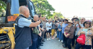 ปทุมธานี ชาวบ้านลาดสวายกว่า 200 คนสุดทนฮือประท้วงบุกให้เปิดประตูระบายน้ำคลองพระยาสุเรนทร์