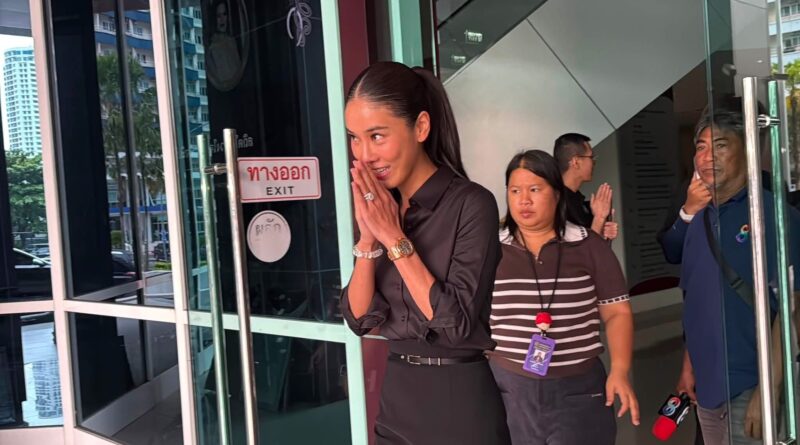สส.ไอเดีย“เข้าแจ้งความ บก.ปอท. ดำเนินคดี “รังสิมันต์ โรม” ข้อหาหมิ่นประมาทด้วยการโฆษณา ปมพาดพิงสามี พร้อมยืนยันเป็นการรักษาสิทธิของตัวเองและครอบครัว ย้ำหากมีหลักฐานพร้อมเข้าสู่กระบวนการพิสูจน์ตามกฎหมาย ขณะที่ประเด็นเอกสาร เส้นทางการเงิน และอาชีพสามี พร้อมชี้แจงตามข้อเท็จจริง