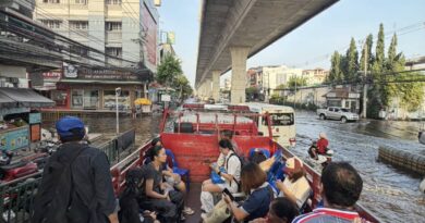 ประชาสัมพันธ์ ด้วยฝ่ายดับเพลิงและกู้ภัย ท่าอากาศยานสุวรรณภูมิ จัดบริการรถรับส่งเข้าสนามบิน ฟรี สำหรับประชาชน พนักงานในสนามบินทุกท่าน จุดรับส่ง ตลอดแนวถนนลาดกระบัง โดยผ่านเส้นทางดังนี้ 