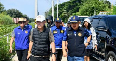 น้ำท่วมอมตะเริ่มลด บางจุดเห็นพื้นถนน ผู้ว่าฯ ชลบุรีลงพื้นที่ติดตามระบายน้ำ–ขุดลอกคลองพานทอง–พนัสนิคม