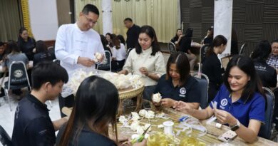 แม่ฮ่องสอน จิตอาสาฯ ร่วมประดิษฐ์ดอกไม้จันทน์ เพื่อร่วมเป็นส่วนหนึ่งในการเตรียมความพร้อมพิธีถวายดอกไม้จันทน์ของประชาชนในส่วนภูมิภาค เนื่องในงานพระราชพิธีถวายพระเพลิงพระบรมศพ สมเด็จพระนางเจ้าสิริกิติ์ พระบรมราชินีนาถ พระบรมราชชนนีพันปีหลวง