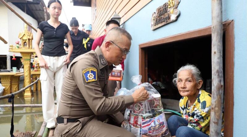 ผบช.ภ.7 นำคณะแม่บ้านตำรวจภูธรภาค 7 ลงพื้นที่ตรวจเยี่ยมผู้ประสบภัยน้ำท่วมในพื้นที่บางเลนพร้อมมอบถุงยังชีพ เครื่องอุปโภคบริโภค เพื่อบรรเทาความเดือดร้อน ของผู้ประสบภัย ”