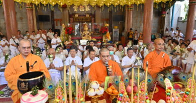 มูลนิธิป่อเต็กตึ๊ง ขอเชิญชวนสาธุชนร่วมถือศีล อิ่มบุญ อิ่มใจ ละเว้นเนื้อสัตว์ ในเทศกาลกินเจ ประจำปี 2569 สักการะหลวงปู่ไต้ฮงเพื่อความเป็นสิริมงคล รับบริการอาหารเจฟรี พร้อมร่วมพิธีเวียนธูปศักดิ์สิทธิ์ ณ ศาลเจ้าไต้ฮงกง มูลนิธิป่อเต็กตึ๊ง พลับพลาไชย