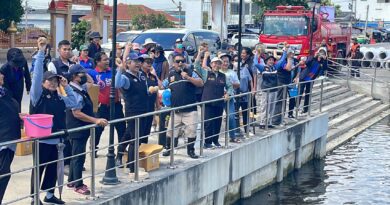 ปทุมธานี คลองสามน้ำเริ่มเน่ามีสีดำส่งกลิ่นเหม็น อบต. เร่งนำอีเอ็มเพื่อป้องกันน้ำเน่าเสีย นายก อบต. โวยอีกรัฐบาลเร่งอนุมัติเงินเยียวยาน้ำท่วม