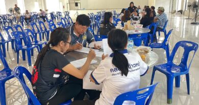 ปทุมธานี วันหยุดแห่ลงทะเบียนขอรับเงินเยียวยา ขณะที่ อบต.คลองสี่ เร่งสูบน้ำเน่าเสียระบายออกคลองระพีพัฒน์หลังชาวบ้านดมกลิ่นเหม็นมานาน